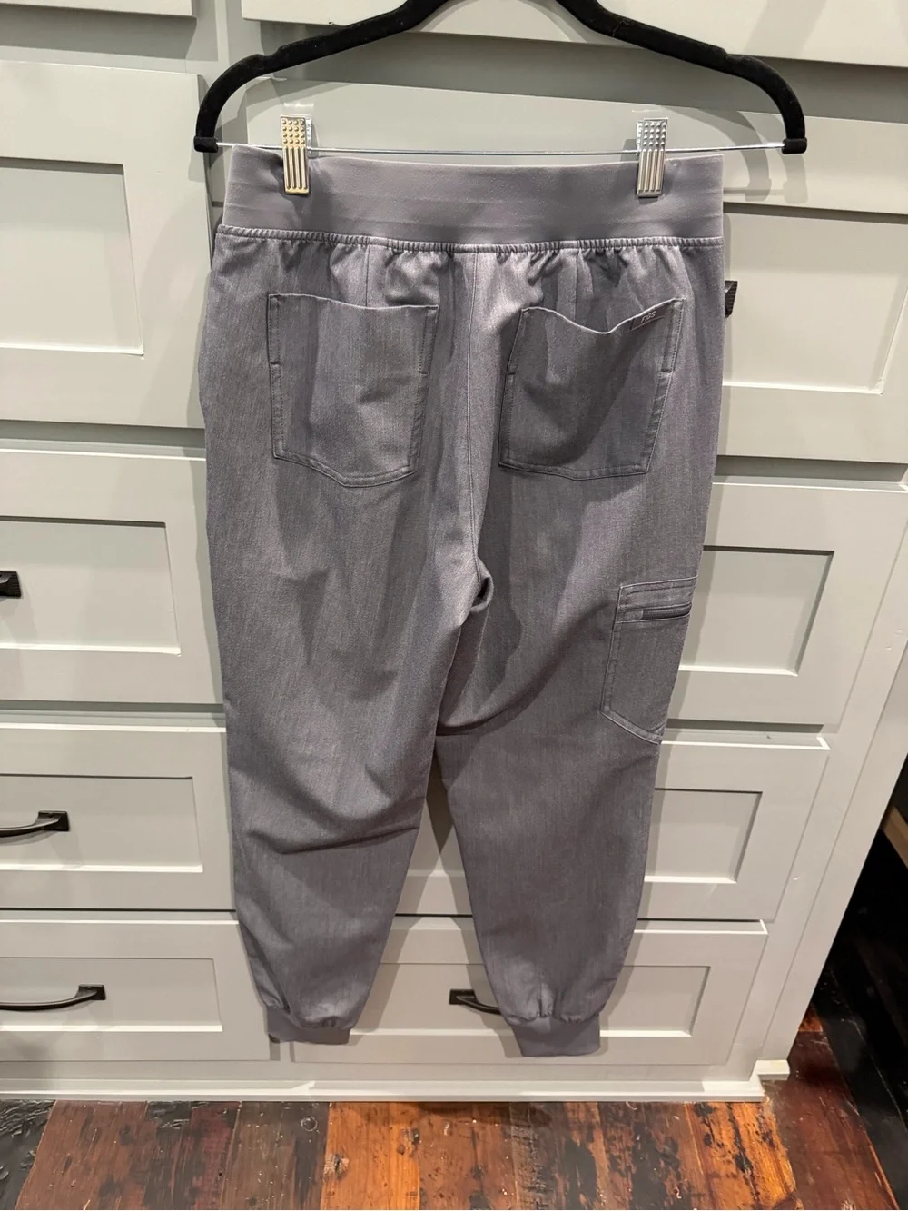 Figs Zamora joggers in graphite - Picture 3 of 4